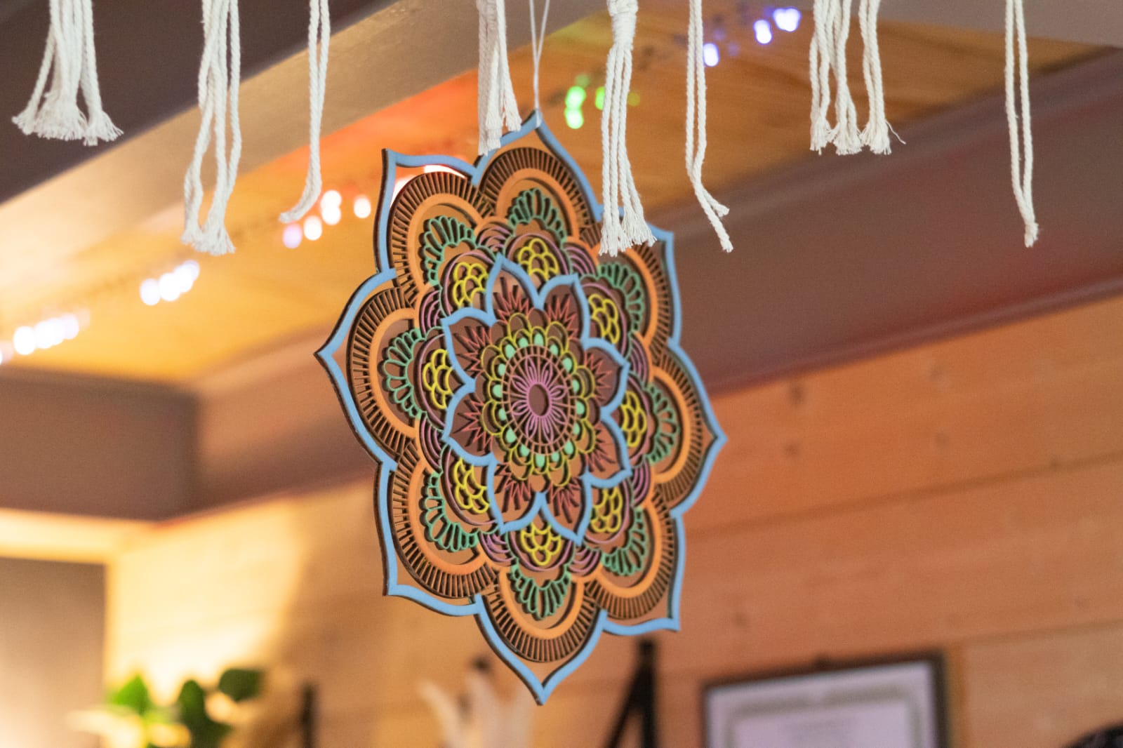 Mandala suspendu au cabinet, touche décorative apaisante aux tons naturels.