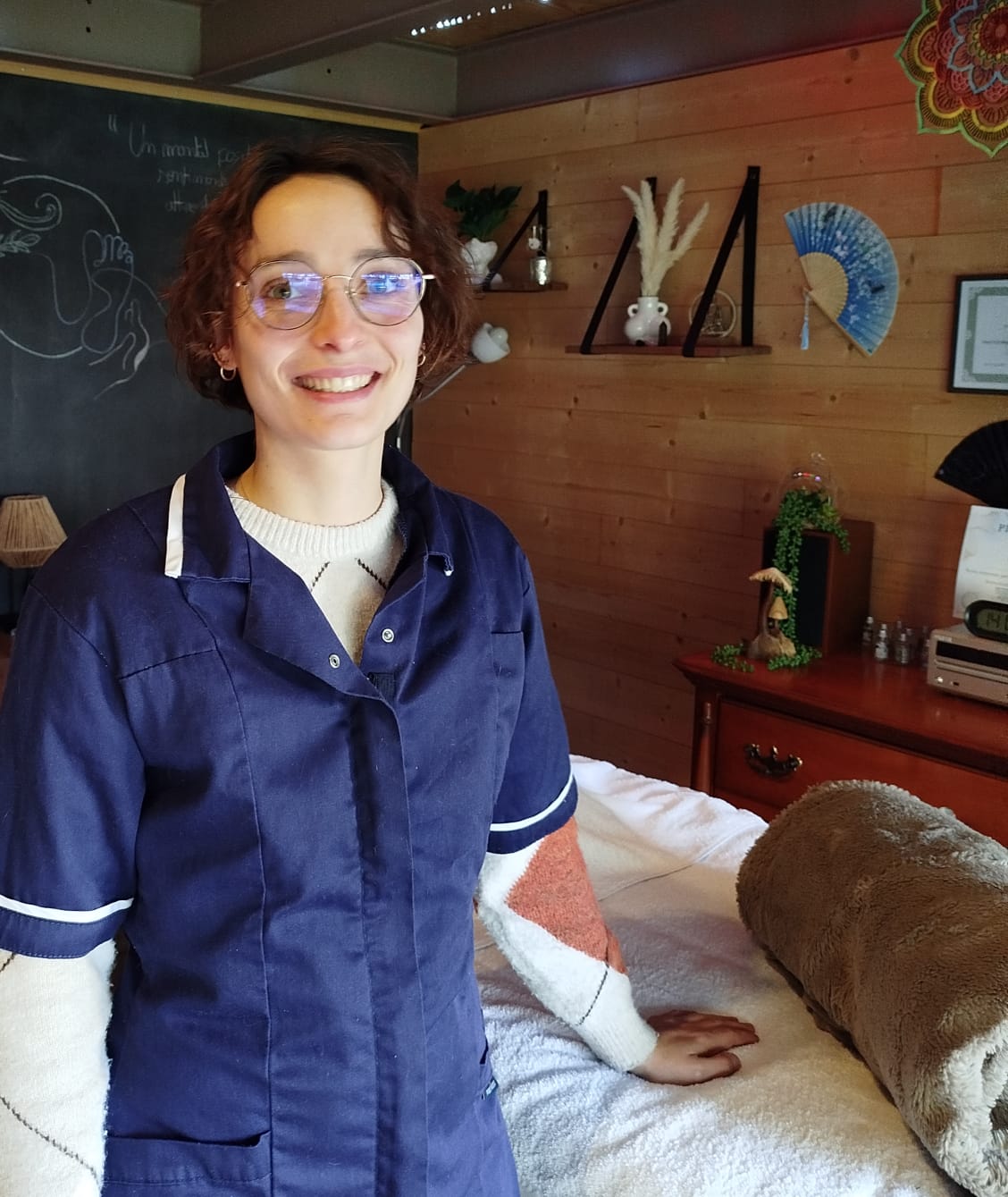 Léa Muller dans son cabinet de réflexologie