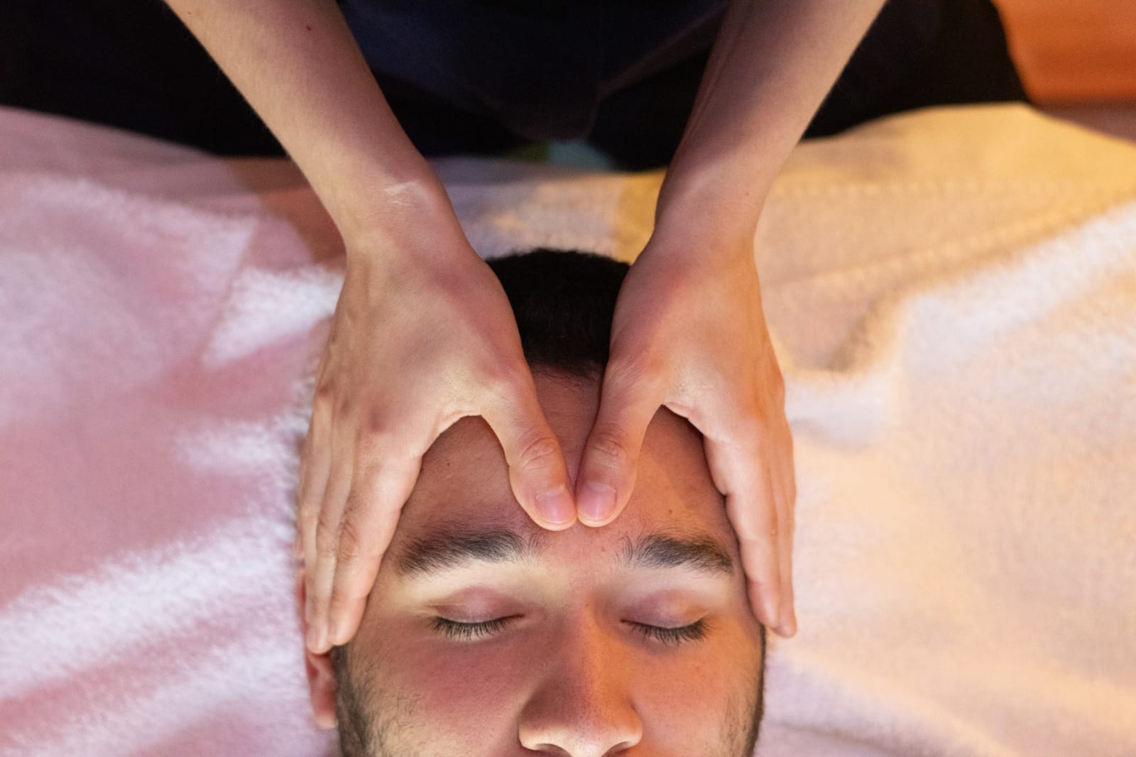 Massage crânien en douceur pendant une séance de relaxation à deux zones